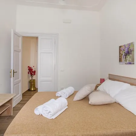 Apartment Domus Latina Heart San Giovanni